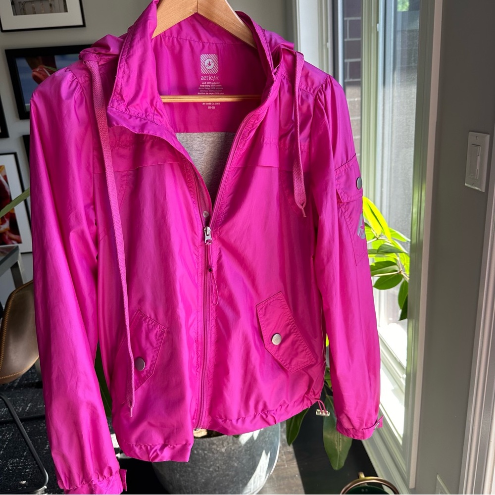 aerie f.i.t. Windbreaker hoodie. Like new. Pink. Size M. Light weight.